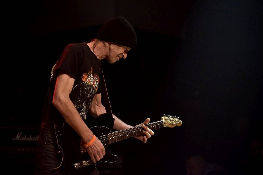 Bývalý bubeník AC/DC Phil Rudd řádil v Praze, kde zahájil své české turné