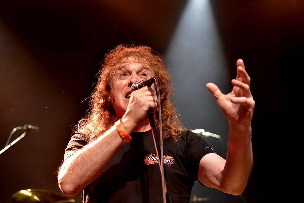 Bývalý bubeník AC/DC Phil Rudd řádil v Praze, kde zahájil své české turné