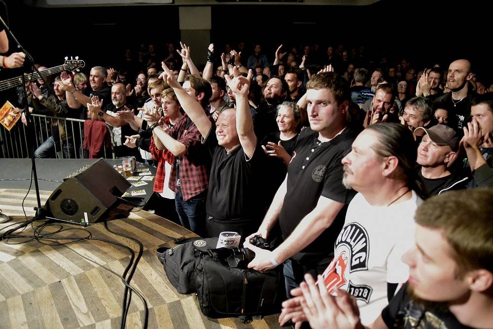 Bývalý bubeník AC/DC Phil Rudd řádil v Praze, kde zahájil své české turné