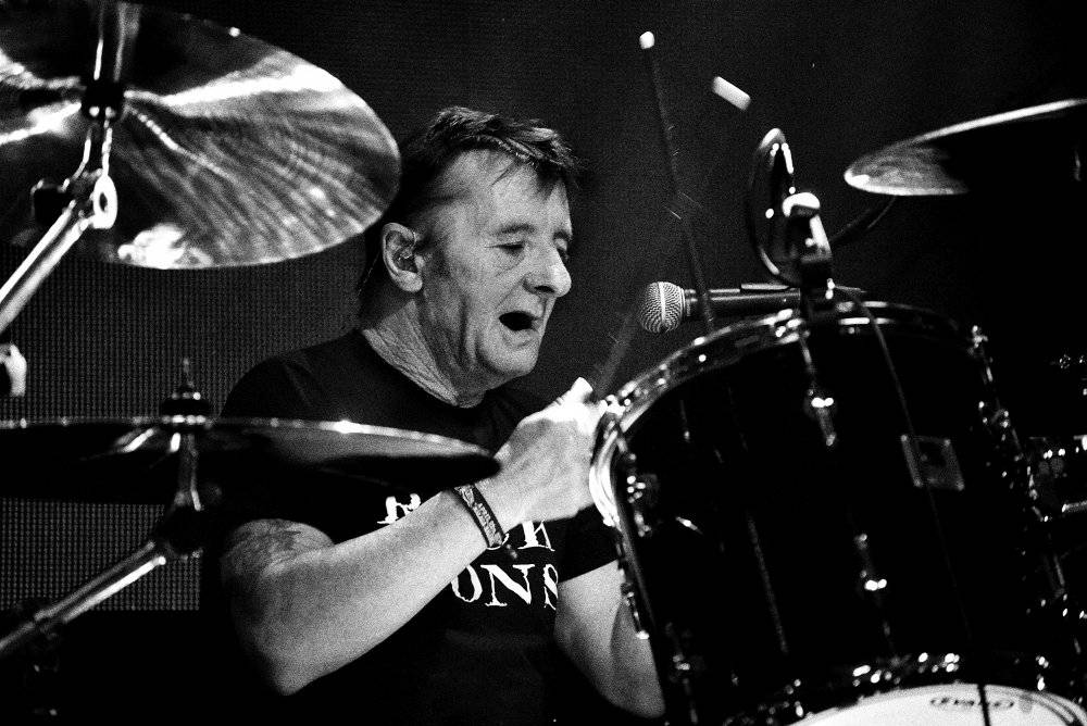 Bývalý bubeník AC/DC Phil Rudd řádil v Praze, kde zahájil své české turné