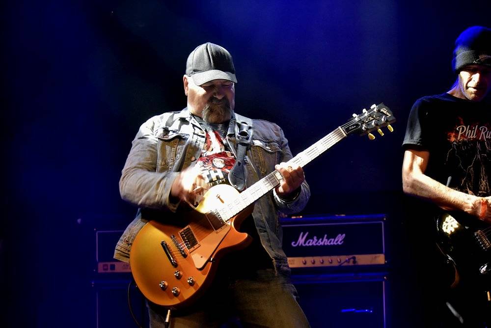 Bývalý bubeník AC/DC Phil Rudd řádil v Praze, kde zahájil své české turné