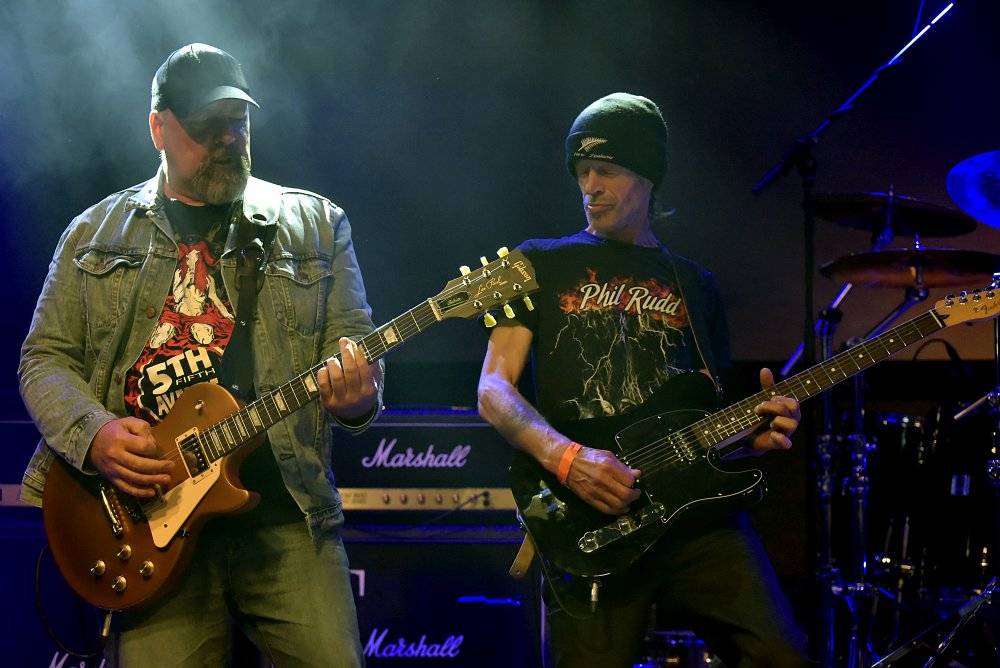 Bývalý bubeník AC/DC Phil Rudd řádil v Praze, kde zahájil své české turné