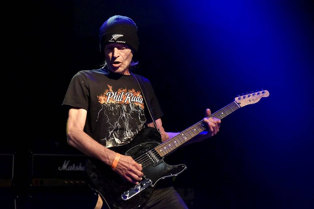 Bývalý bubeník AC/DC Phil Rudd řádil v Praze, kde zahájil své české turné