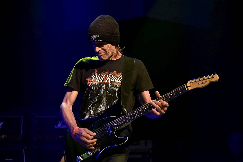 Bývalý bubeník AC/DC Phil Rudd řádil v Praze, kde zahájil své české turné