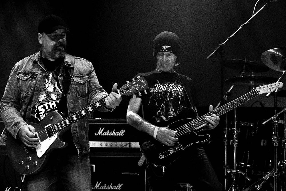 Bývalý bubeník AC/DC Phil Rudd řádil v Praze, kde zahájil své české turné