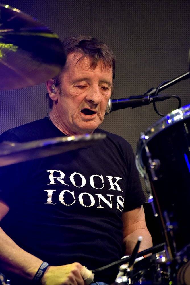 Bývalý bubeník AC/DC Phil Rudd řádil v Praze, kde zahájil své české turné
