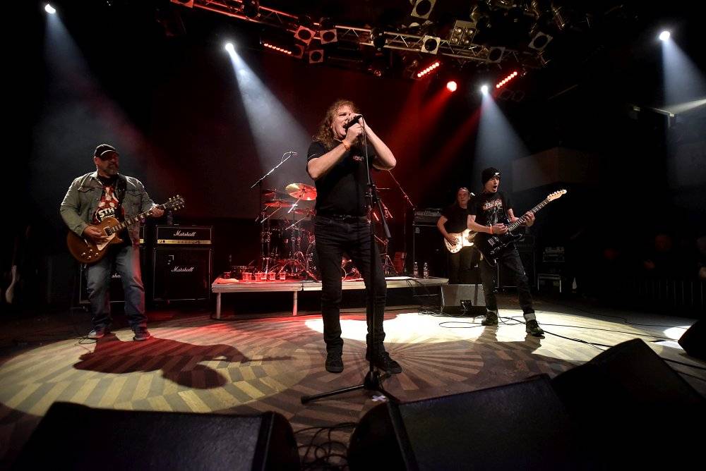 Bývalý bubeník AC/DC Phil Rudd řádil v Praze, kde zahájil své české turné