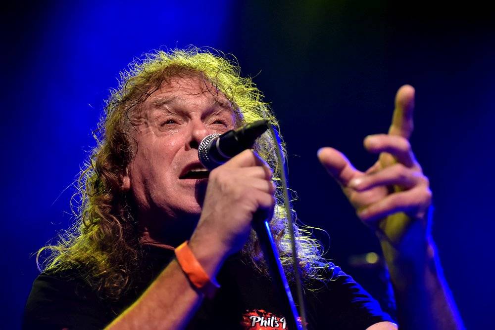 Bývalý bubeník AC/DC Phil Rudd řádil v Praze, kde zahájil své české turné