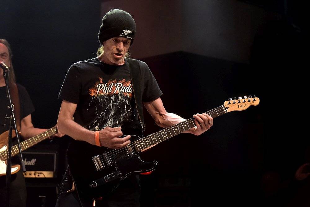 Bývalý bubeník AC/DC Phil Rudd řádil v Praze, kde zahájil své české turné