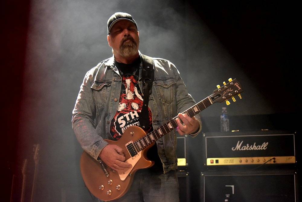 Bývalý bubeník AC/DC Phil Rudd řádil v Praze, kde zahájil své české turné