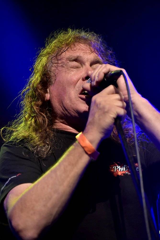 Bývalý bubeník AC/DC Phil Rudd řádil v Praze, kde zahájil své české turné