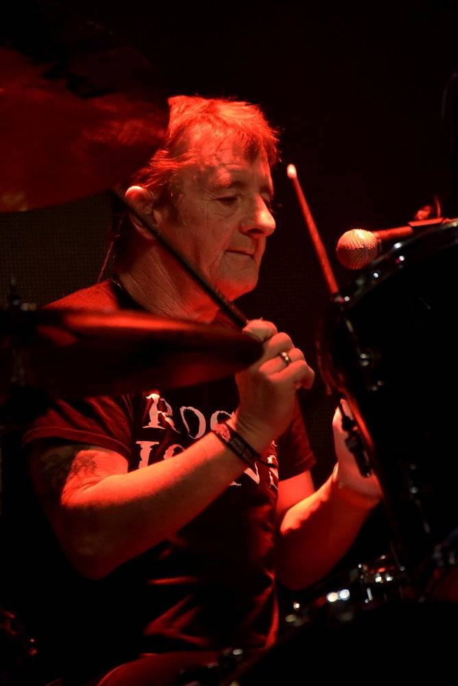 Bývalý bubeník AC/DC Phil Rudd řádil v Praze, kde zahájil své české turné