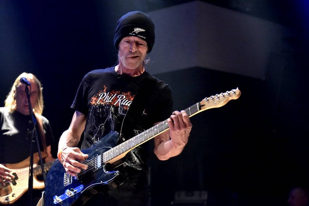 Bývalý bubeník AC/DC Phil Rudd řádil v Praze, kde zahájil své české turné