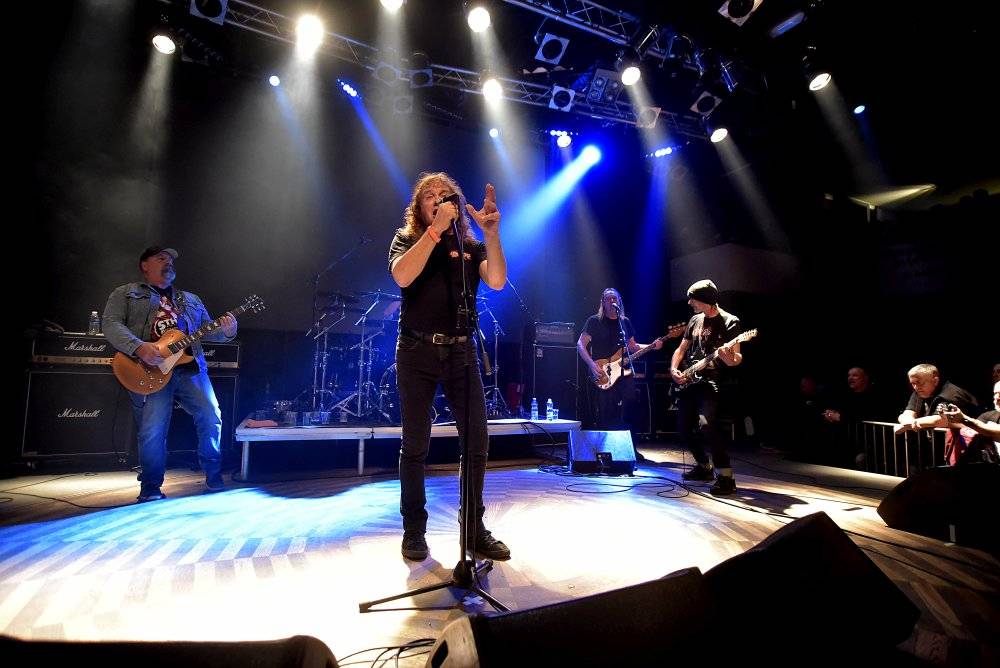 Bývalý bubeník AC/DC Phil Rudd řádil v Praze, kde zahájil své české turné