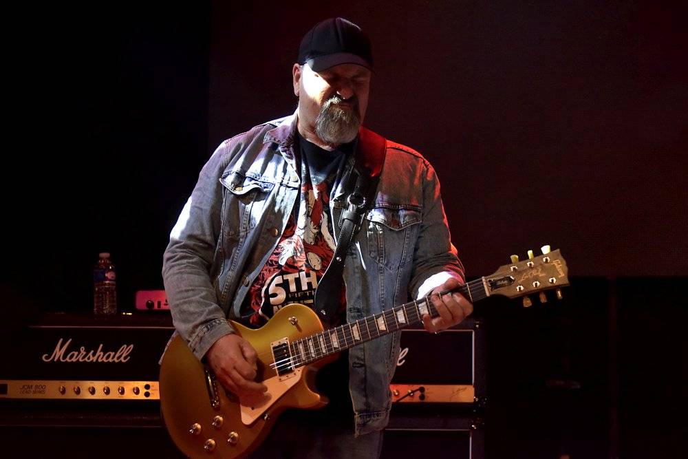 Bývalý bubeník AC/DC Phil Rudd řádil v Praze, kde zahájil své české turné