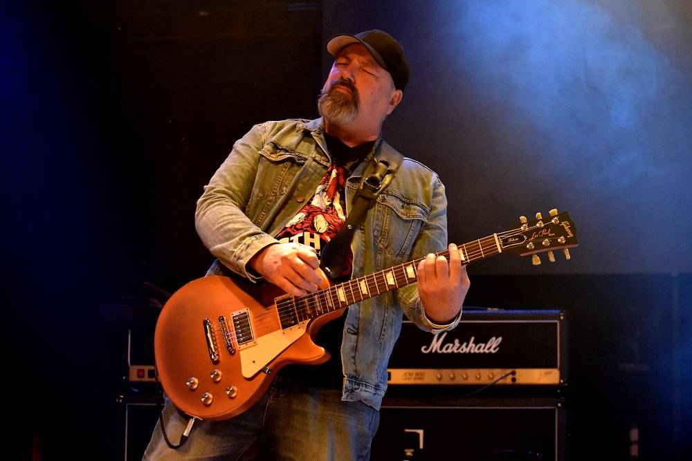 Bývalý bubeník AC/DC Phil Rudd řádil v Praze, kde zahájil své české turné