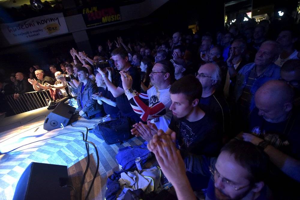 Bývalý bubeník AC/DC Phil Rudd řádil v Praze, kde zahájil své české turné