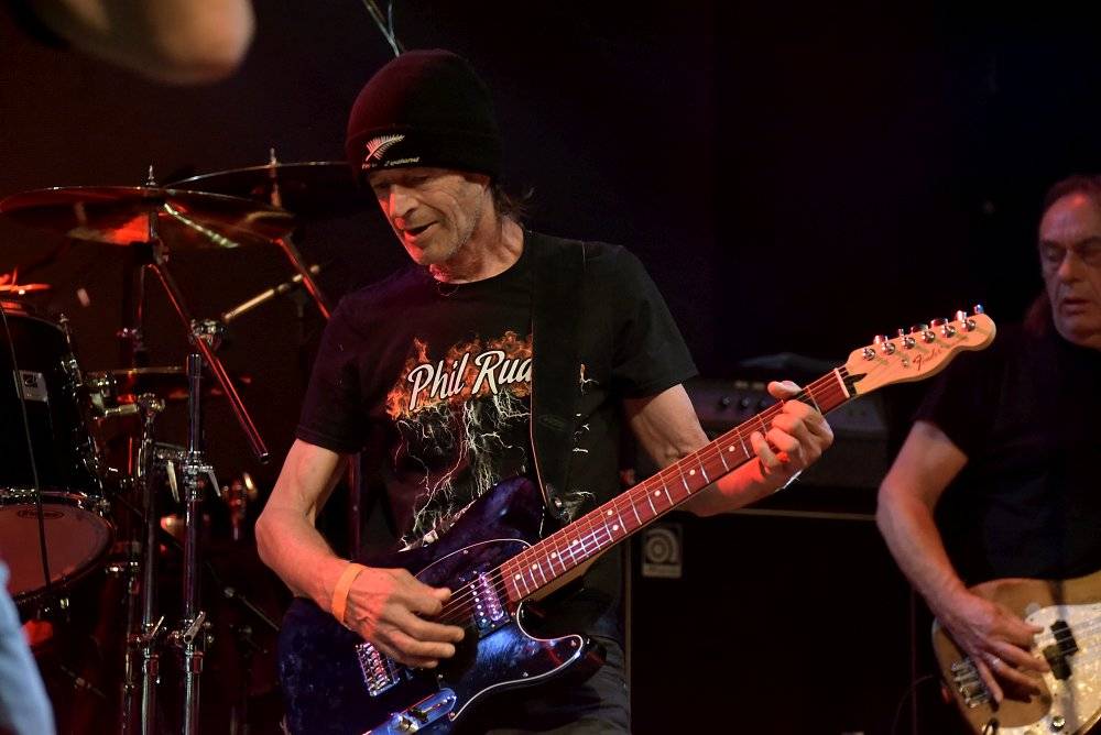 Bývalý bubeník AC/DC Phil Rudd řádil v Praze, kde zahájil své české turné