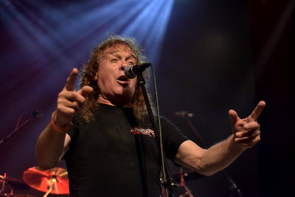 Bývalý bubeník AC/DC Phil Rudd řádil v Praze, kde zahájil své české turné