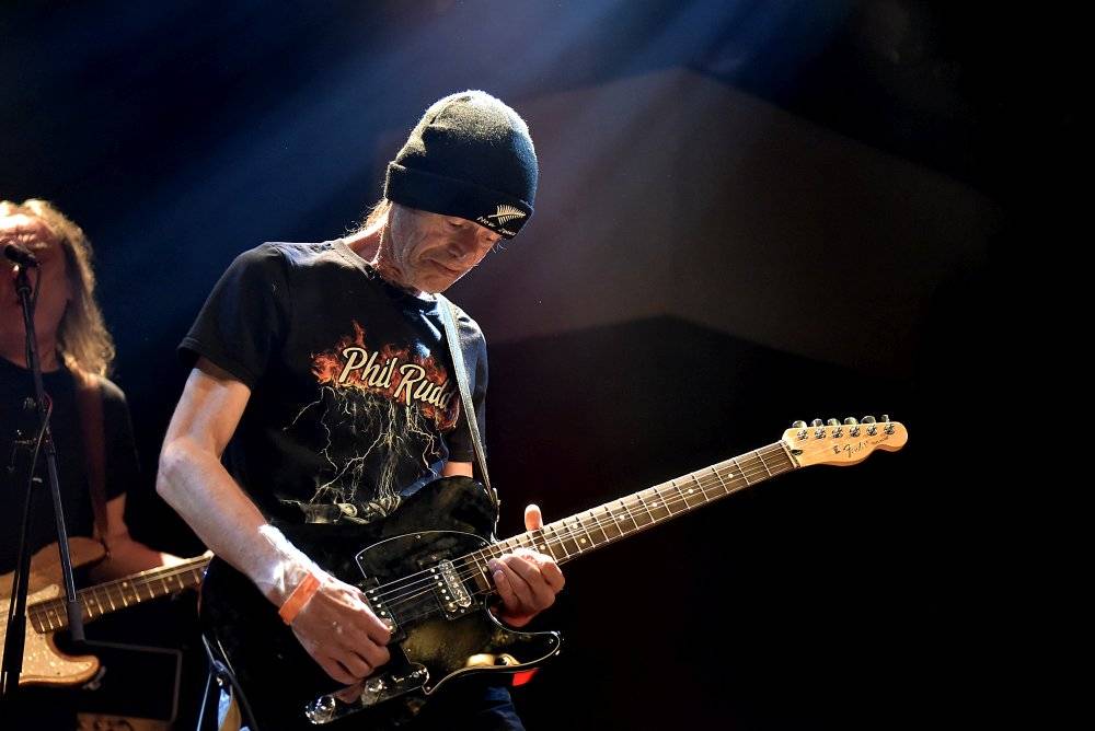 Bývalý bubeník AC/DC Phil Rudd řádil v Praze, kde zahájil své české turné