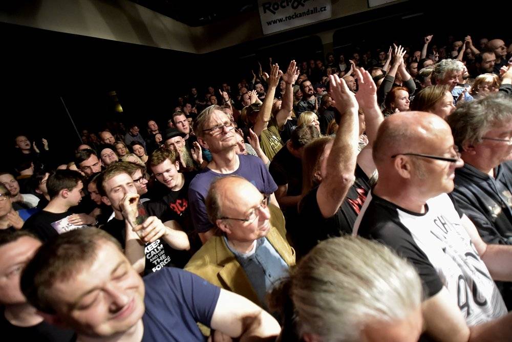 Bývalý bubeník AC/DC Phil Rudd řádil v Praze, kde zahájil své české turné