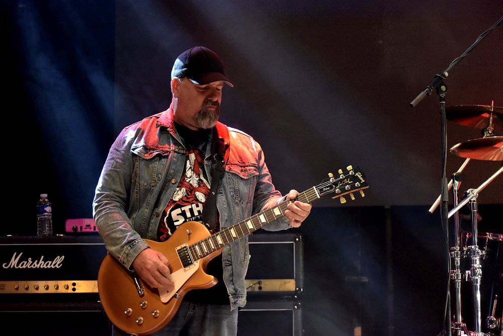 Bývalý bubeník AC/DC Phil Rudd řádil v Praze, kde zahájil své české turné