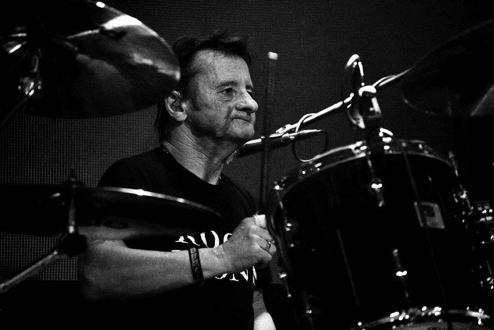 Bývalý bubeník AC/DC Phil Rudd řádil v Praze, kde zahájil své české turné