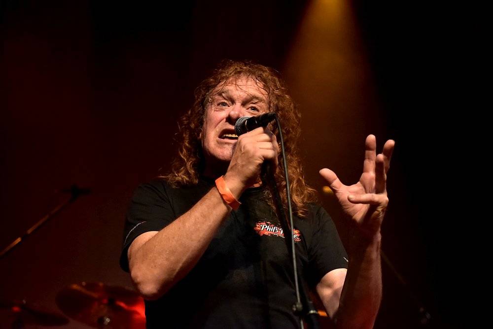 Bývalý bubeník AC/DC Phil Rudd řádil v Praze, kde zahájil své české turné