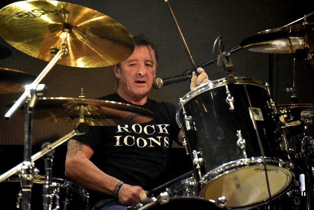 Bývalý bubeník AC/DC Phil Rudd řádil v Praze, kde zahájil své české turné