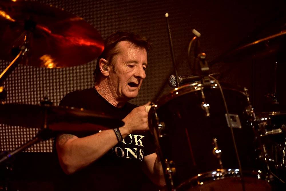 Bývalý bubeník AC/DC Phil Rudd řádil v Praze, kde zahájil své české turné