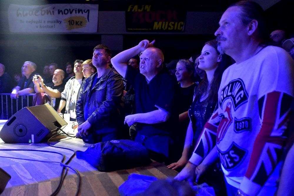 Bývalý bubeník AC/DC Phil Rudd řádil v Praze, kde zahájil své české turné