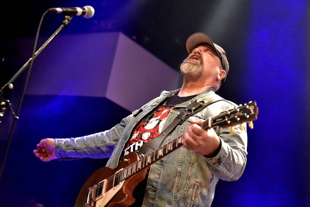 Bývalý bubeník AC/DC Phil Rudd řádil v Praze, kde zahájil své české turné