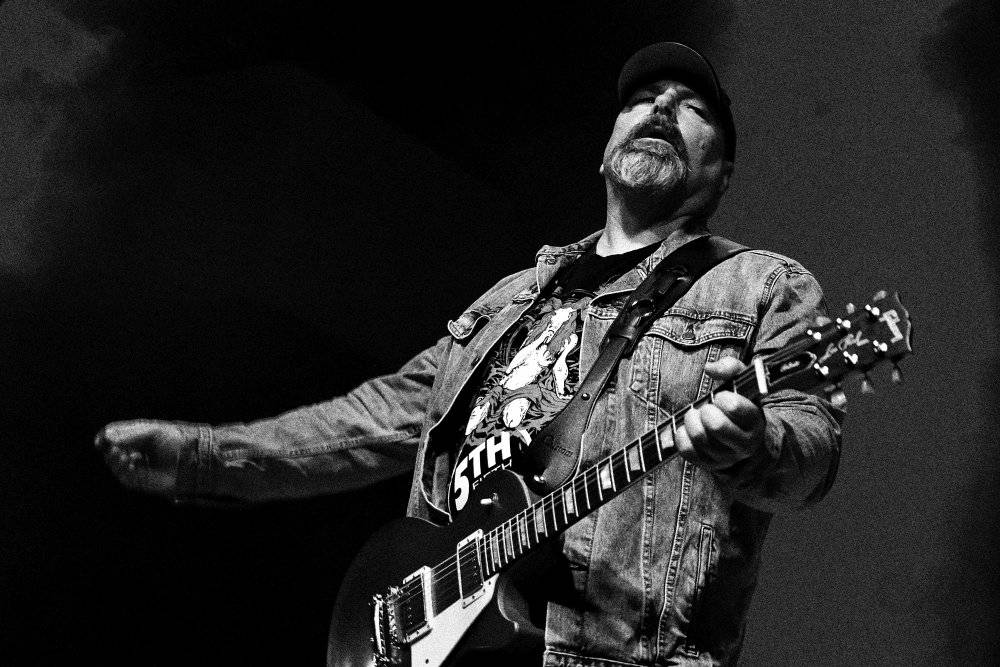 Bývalý bubeník AC/DC Phil Rudd řádil v Praze, kde zahájil své české turné