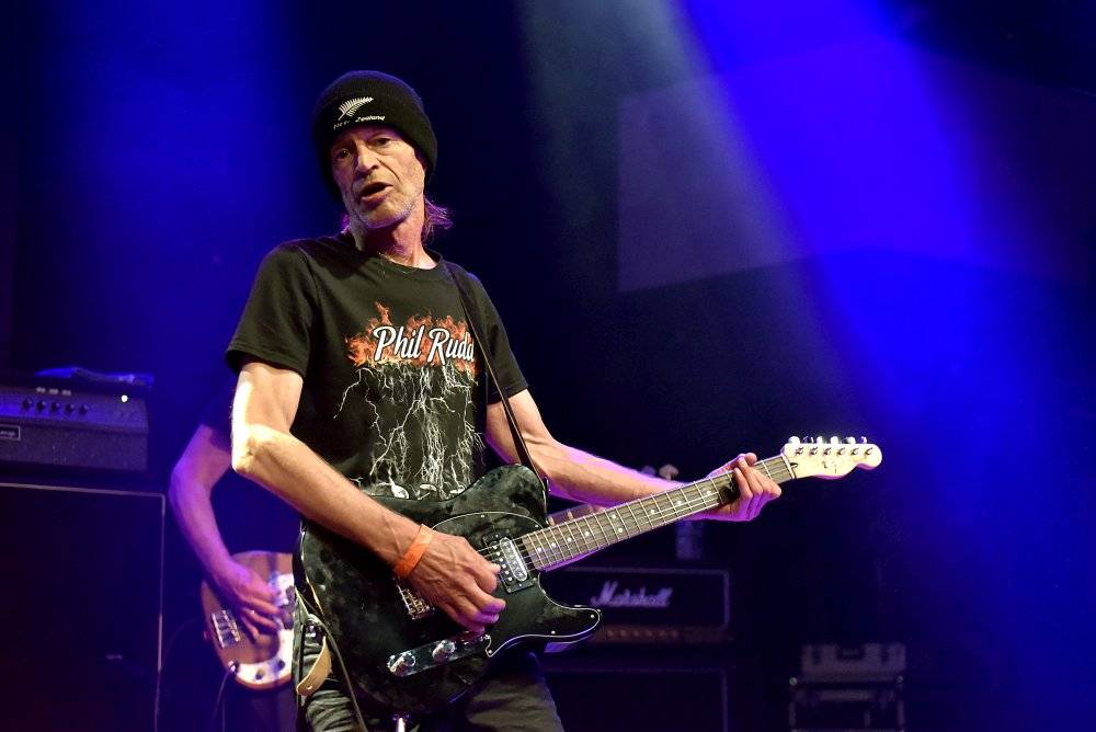 Bývalý bubeník AC/DC Phil Rudd řádil v Praze, kde zahájil své české turné