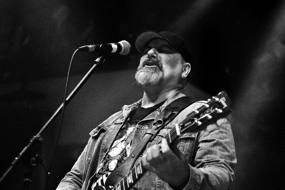 Bývalý bubeník AC/DC Phil Rudd řádil v Praze, kde zahájil své české turné