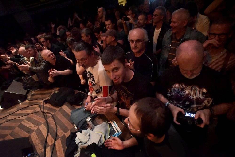 Bývalý bubeník AC/DC Phil Rudd řádil v Praze, kde zahájil své české turné