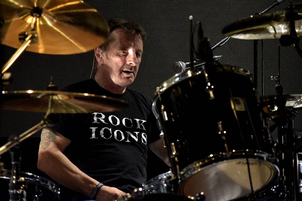 Bývalý bubeník AC/DC Phil Rudd řádil v Praze, kde zahájil své české turné