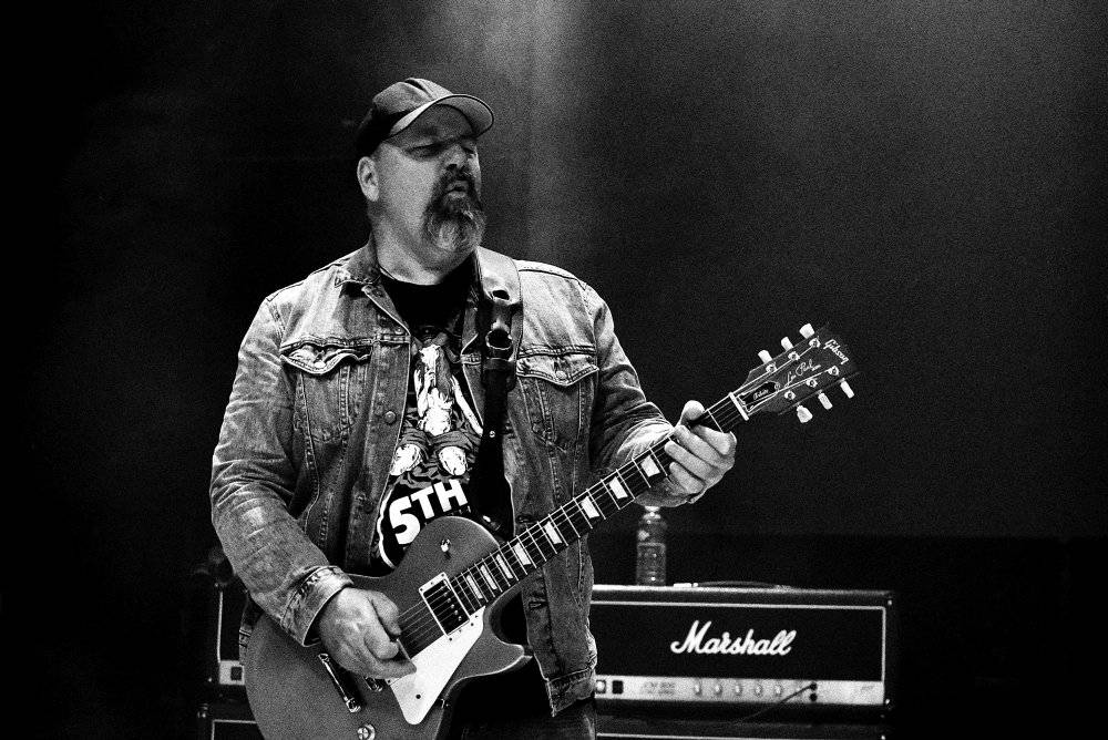 Bývalý bubeník AC/DC Phil Rudd řádil v Praze, kde zahájil své české turné