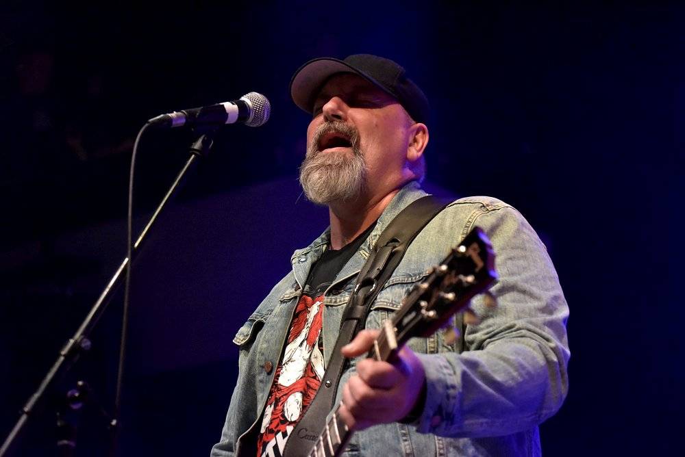 Bývalý bubeník AC/DC Phil Rudd řádil v Praze, kde zahájil své české turné