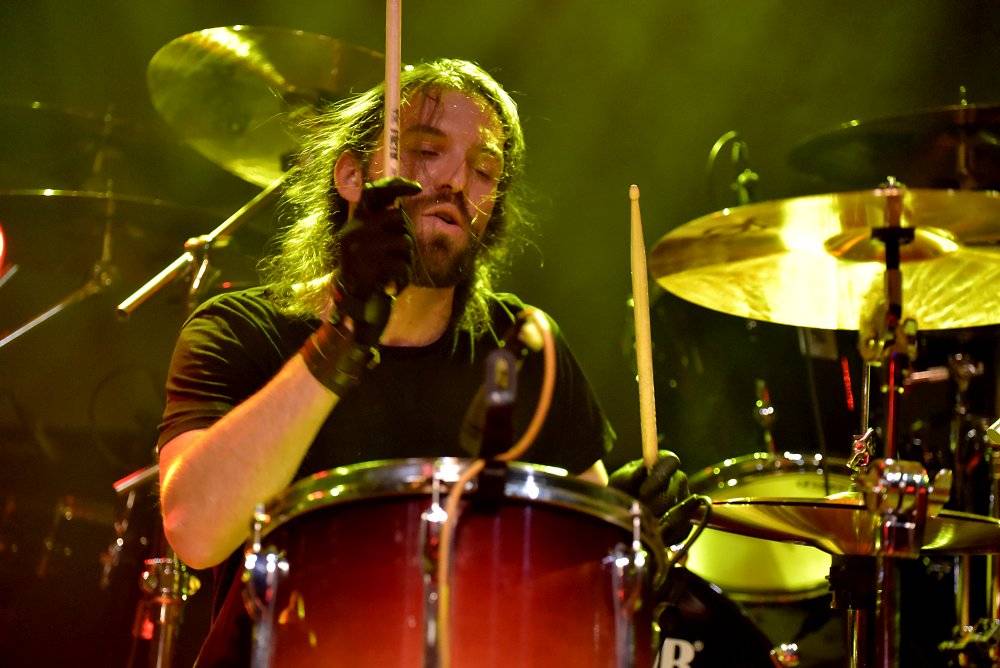 Bývalý bubeník AC/DC Phil Rudd řádil v Praze, kde zahájil své české turné