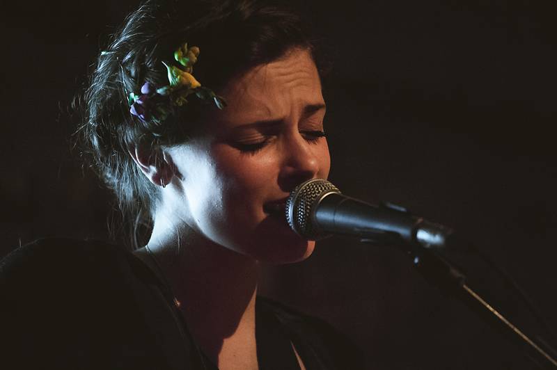 Thom Artway v Praze nahrával bzučící diváky, teepee pokřtili nové EP Mirrors