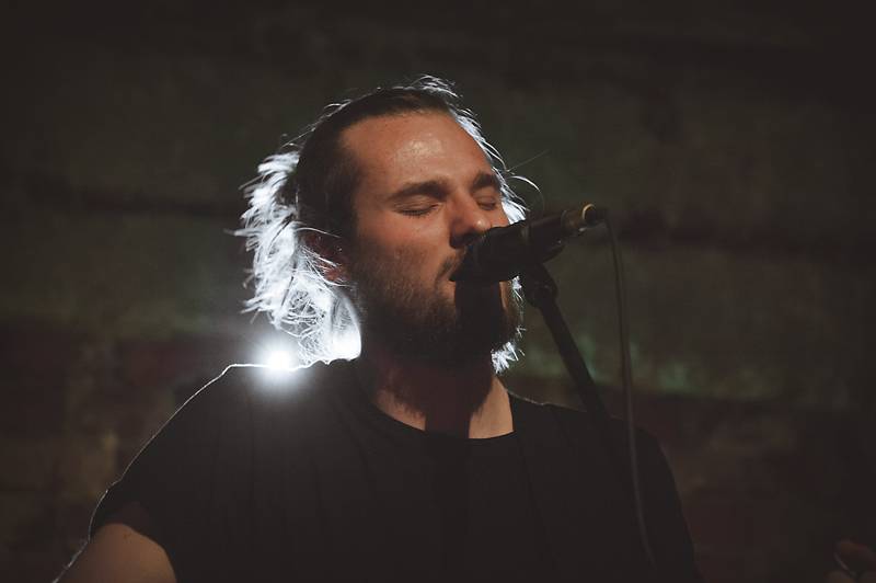 Thom Artway v Praze nahrával bzučící diváky, teepee pokřtili nové EP Mirrors