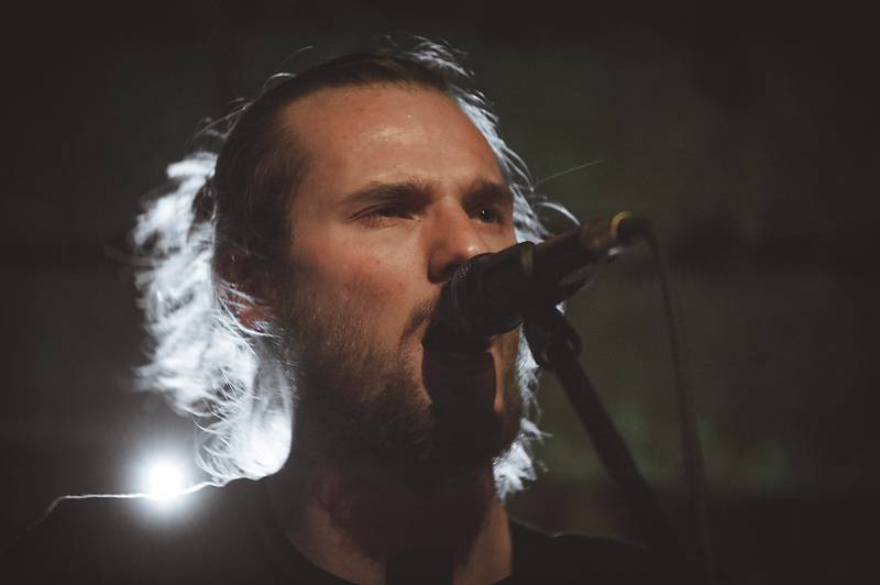 Thom Artway v Praze nahrával bzučící diváky, teepee pokřtili nové EP Mirrors