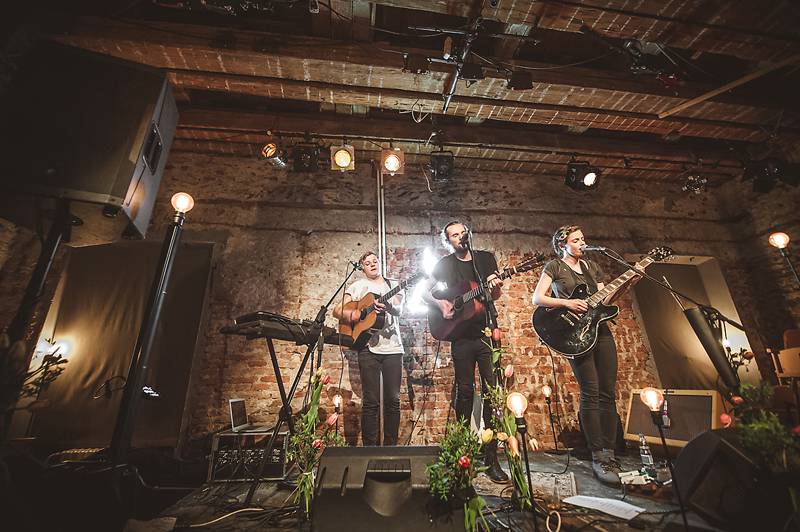 Thom Artway v Praze nahrával bzučící diváky, teepee pokřtili nové EP Mirrors