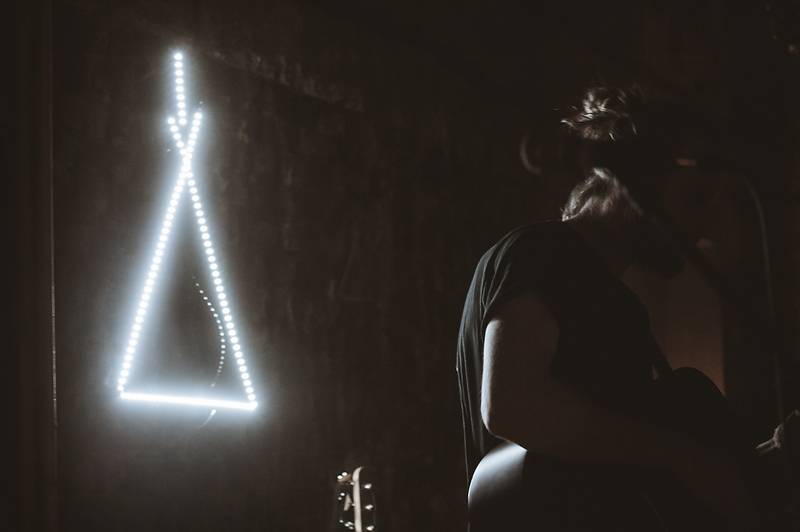 Thom Artway v Praze nahrával bzučící diváky, teepee pokřtili nové EP Mirrors