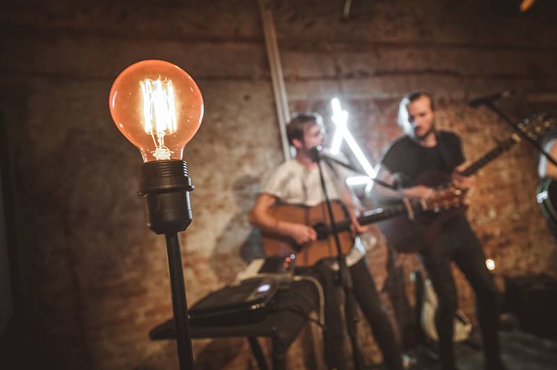 Thom Artway v Praze nahrával bzučící diváky, teepee pokřtili nové EP Mirrors