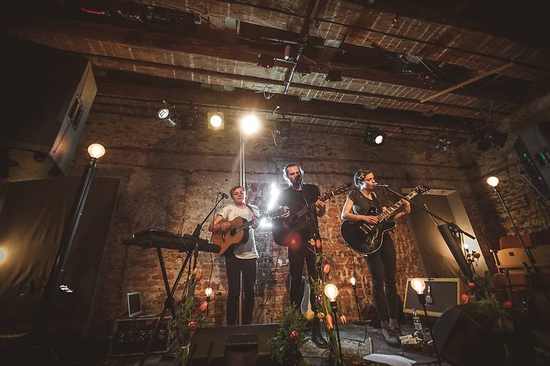 Thom Artway v Praze nahrával bzučící diváky, teepee pokřtili nové EP Mirrors