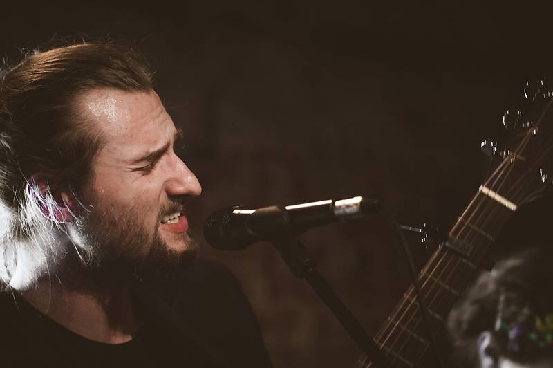 Thom Artway v Praze nahrával bzučící diváky, teepee pokřtili nové EP Mirrors