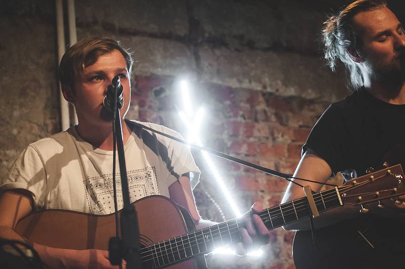 Thom Artway v Praze nahrával bzučící diváky, teepee pokřtili nové EP Mirrors