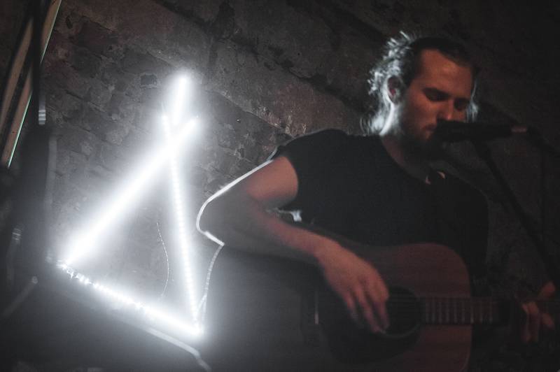 Thom Artway v Praze nahrával bzučící diváky, teepee pokřtili nové EP Mirrors